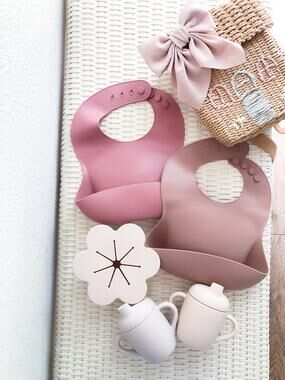 New Jamie Kay Silicone Mealtime Bundle Cups + Flower Snack Bowl + Bibs